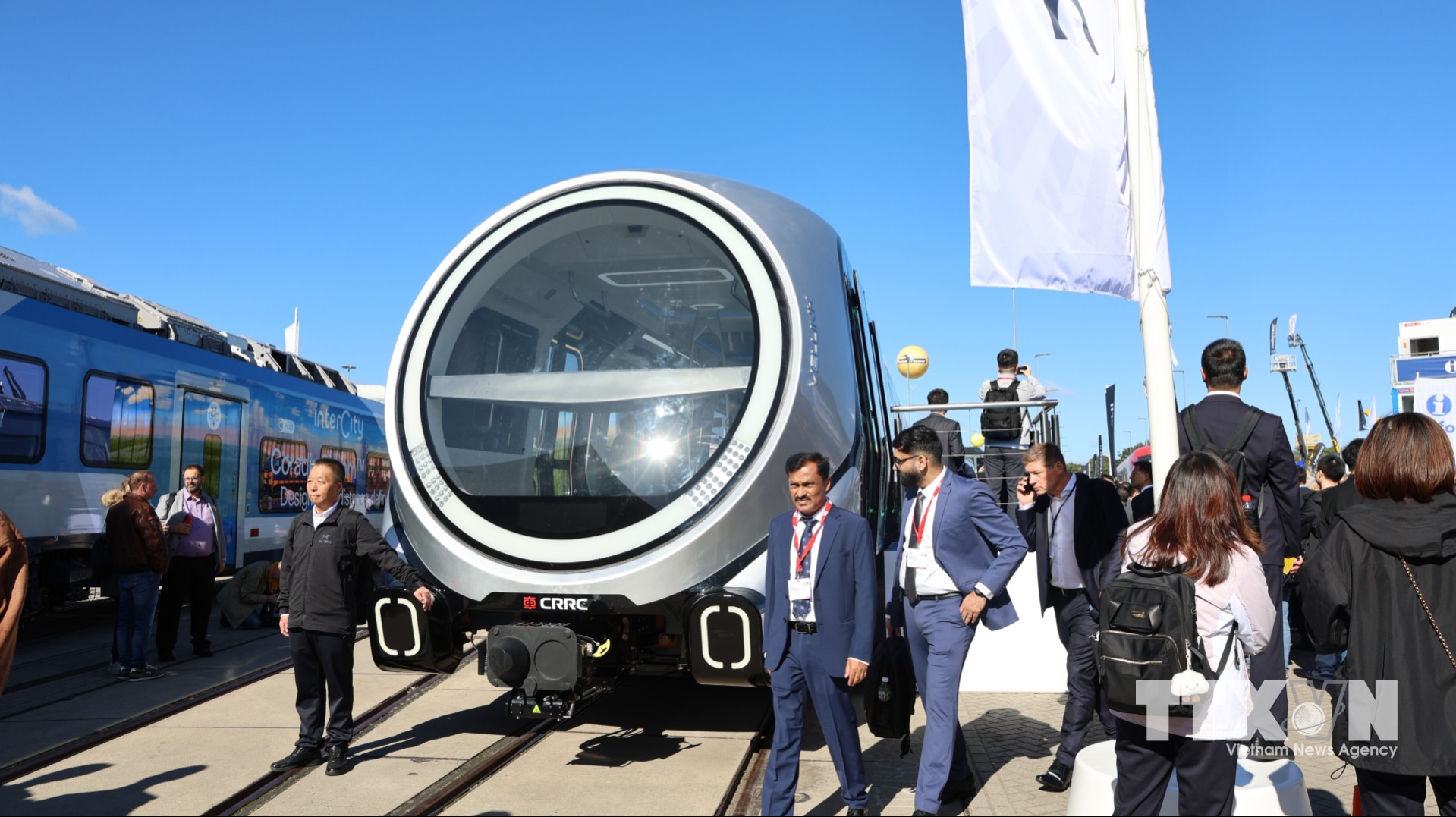 CRRC (Trung Quốc) ra mắt tàu điện đô thị VELLINK thông minh. (Ảnh: Thu Hằng/TTXVN)